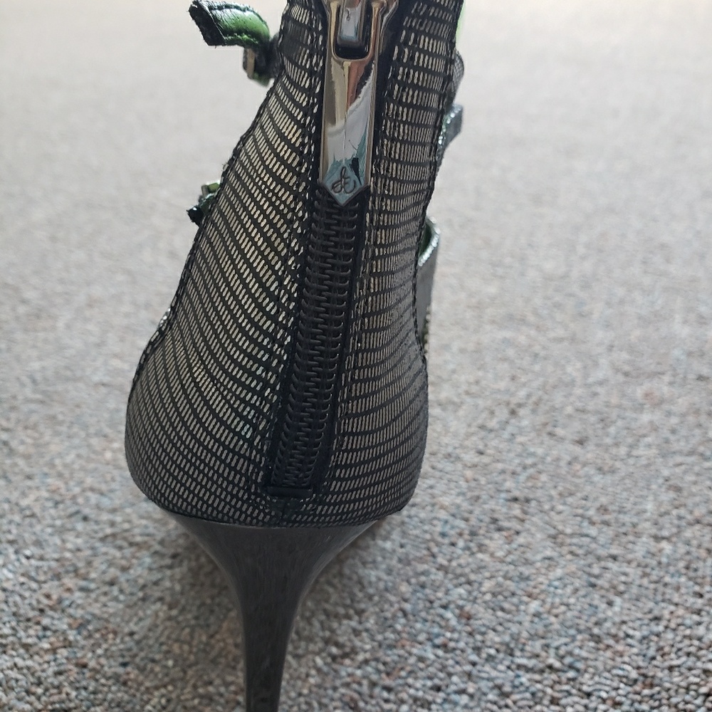 Heels - Picture 3 of 3